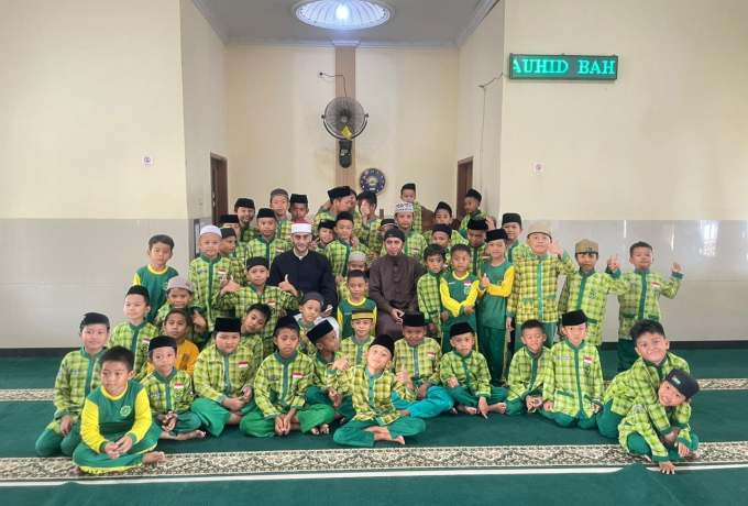 Qari Internasional Syaikh Khamis Ghanim Taujiah Siswa di SD Qurrota A’yun Bahomoleo