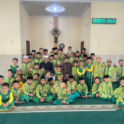 Qari Internasional Syaikh Khamis Ghanim Taujiah Siswa di SD Qurrota A’yun Bahomoleo